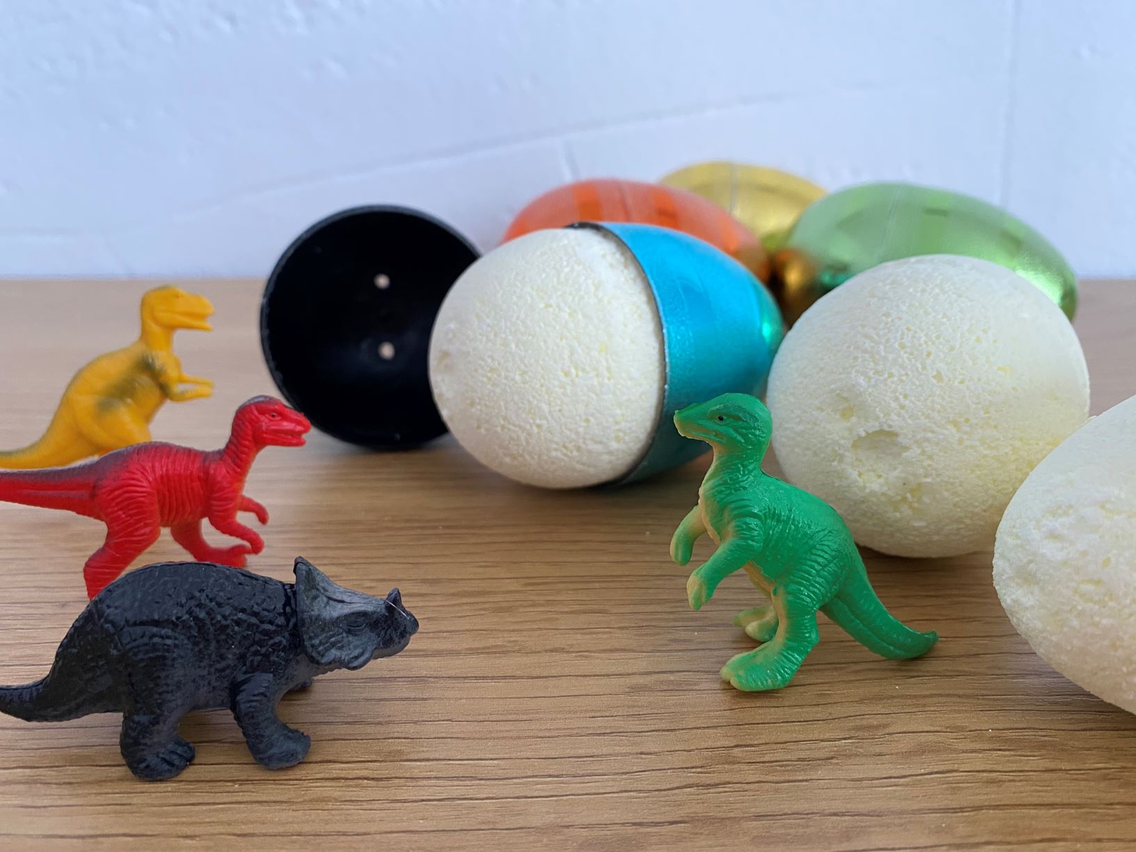 Easter DIY Bath Bomb with a Dino Surprise - Terra by Battat